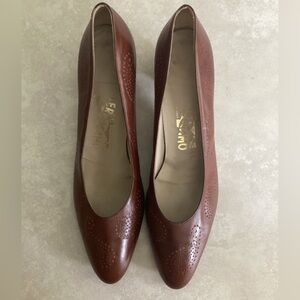 SALVATORE FERRAGAMO shoes pumps Sz 10 Narrow EUC brown embossed leather